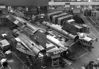 Illustration for article titled Fascinating photos reveal how they built the SR-71 Blackbird